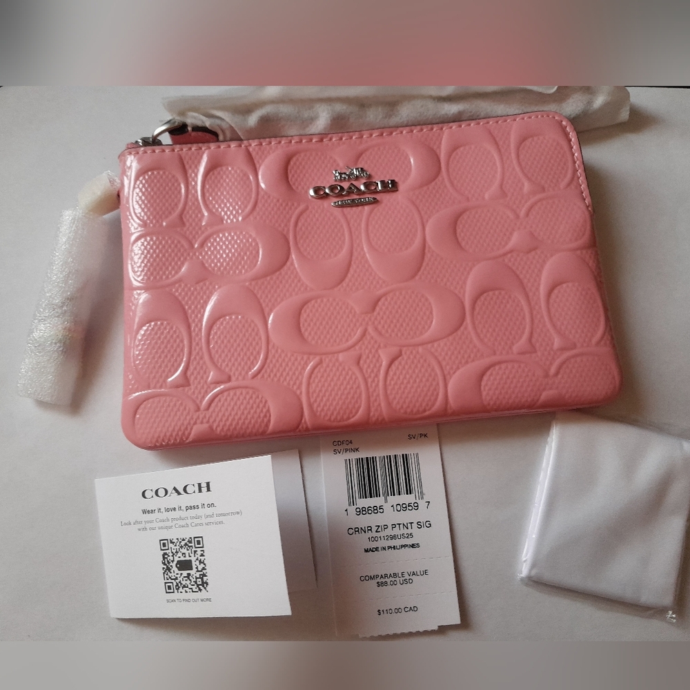 New Coach Wristlet With Detachable Heart Charm & Cleaning Cloth NWT 💕1 - Picture 4 of 11